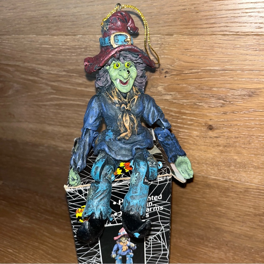 Halloween Sitting Witch Figurine with Hat resin - Picture 2 of 5